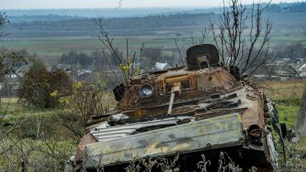 Ein zerstörter russischer Panzer steht am Rande von Iwaniwka, einem von der ukrainischen Armee nach der russischen Besetzung befreiten Dorf in der Provinz Cherson.