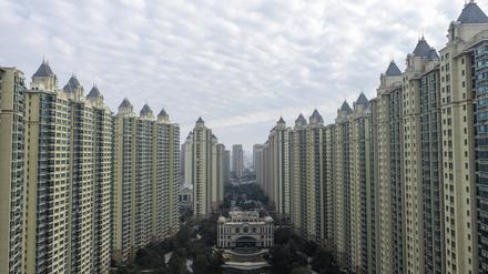 Evergrande Group Crisis The Evergrande Mingdu residential complex, owned by Evergrande Group, is seen in Huai an, Jiangsu province, China, December 3, 2022. On the evening of July 17, 2023, China Evergrande Group s financial report showed that Evergrande had a two-year loss of more than 812 billion yuan and total liabilities of more than 2.4 trillion yuan. Huai an China PUBLICATIONxNOTxINxFRA Copyright: xCFOTOx originalFilename: cfoto-evergran230719_npIp3.jpg