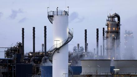 Industrieanlagen von Evonik in Köln Godorf. Geht es nach der Bundesnetzagentur, könnten Unternehmen, die ihren Stromverbrauch ans Wetter anpassen, künftig Geld sparen.
