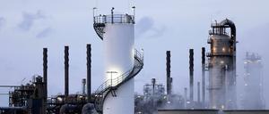 Industrieanlagen von Evonik in Köln Godorf. Geht es nach der Bundesnetzagentur, könnten Unternehmen, die ihren Stromverbrauch ans Wetter anpassen, künftig Geld sparen.