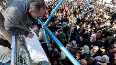Menschen von Khan Younis im südlichen Gazastreifen erhalten Hilfe von Mitarbeitern der UNWRA Ende November des letzten Jahres.
