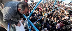 Menschen von Khan Younis im südlichen Gazastreifen erhalten Hilfe von Mitarbeitern der UNWRA Ende November des letzten Jahres.