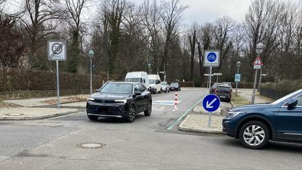 Ein Auto fährt durch die Pollersperre an der Ossietzkystraße.
