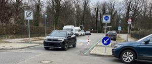 Ein Auto fährt durch die Pollersperre an der Ossietzkystraße.