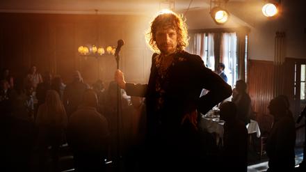 Pressefotos des Films "Rickerl - Musik is höchstens a Hobby" Inhalt und Credit: Immer wieder zieht es Rickerl (Voodoo Jürgens) abends in die Wiener Beisl - oft in Begleitung seines Sohnes Dominik (Ben Winkler) © Giganten Film / Pandora Film