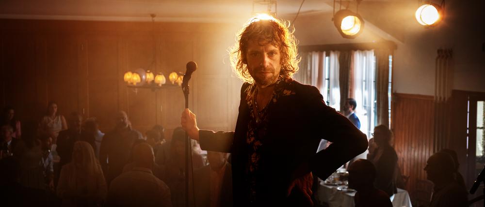 Pressefotos des Films "Rickerl - Musik is höchstens a Hobby" Inhalt und Credit: Immer wieder zieht es Rickerl (Voodoo Jürgens) abends in die Wiener Beisl - oft in Begleitung seines Sohnes Dominik (Ben Winkler) © Giganten Film / Pandora Film