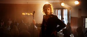 Pressefotos des Films "Rickerl - Musik is höchstens a Hobby" Inhalt und Credit: Immer wieder zieht es Rickerl (Voodoo Jürgens) abends in die Wiener Beisl - oft in Begleitung seines Sohnes Dominik (Ben Winkler) © Giganten Film / Pandora Film