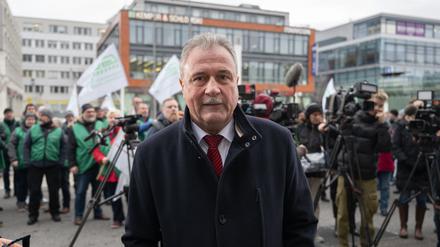 Claus Weselsky, Vorsitzender der Gewerkschaft Deutscher Lokomotivführer (GDL), steht bei einer Kundgebung vor dem Hauptbahnhof. 