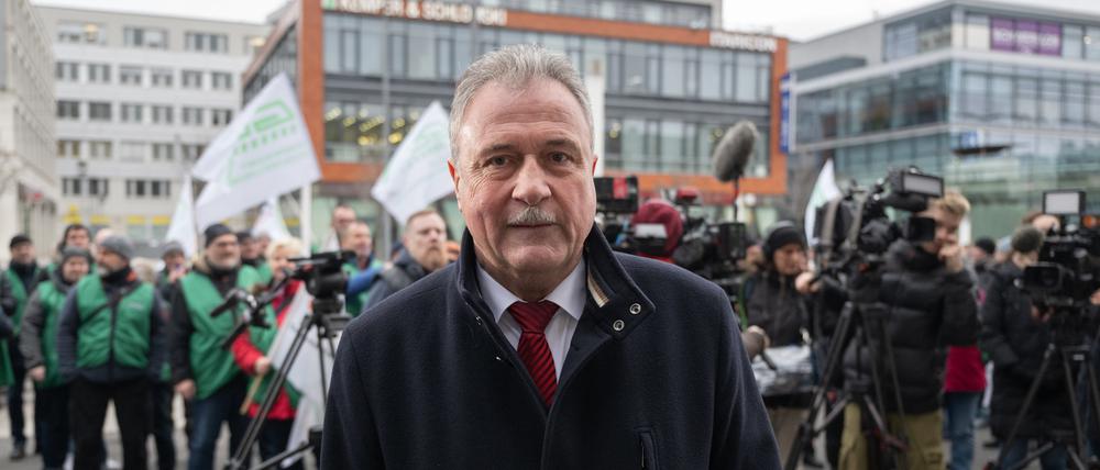Claus Weselsky, Vorsitzender der Gewerkschaft Deutscher Lokomotivführer (GDL), steht bei einer Kundgebung vor dem Hauptbahnhof.