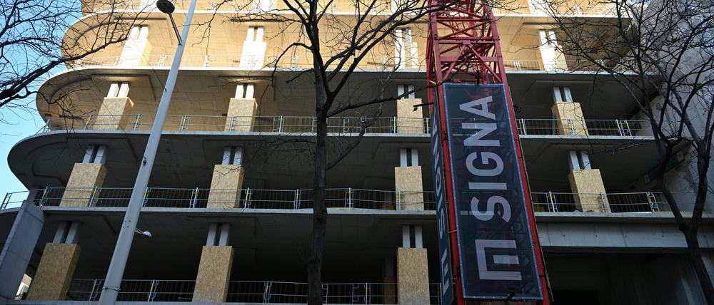Die Baustelle des Lamarr-Kaufhauses auf der Wiener Mariahilfer Straße ist zu sehen. Im Insolvenzverfahren der Signa Holding GmbH sind insgesamt 8,6 Milliarden Euro an Forderungen angemeldet worden.