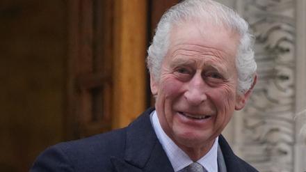 König Charles III. verlässt die Londoner Klinik im Zentrum Londons, wo sich König Charles III. einem Eingriff wegen einer vergrößerten Prostata unterzogen hatte. +++ dpa-Bildfunk +++
