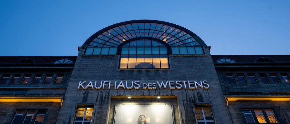 Die KaDeWe-Gruppe hat Insolvenz angemeldet. Der Betrieb der Häuser gehe aber weiter, teilte das Unternehmen mit.