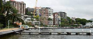 Die Uferpromenade und private Anlegestellen in der Elizabeth Bay am Hafen von Sydney.