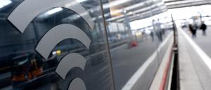 Das Symbol für ein Wlan-Netzwerk ist auf einem ICE am Hauptbahnhof zu sehen. Es gibt große Unterschiede beim Wlan-Angebot an deutschen Bahnhöfen.