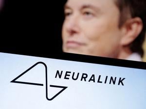 Das Neuralink-Logo und Elon Musk.