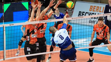 Um einen Weltstar wie Ricardo Lucarelli von Piacenza zu stoppen, braucht es viele Spieler der BR Volleys. 