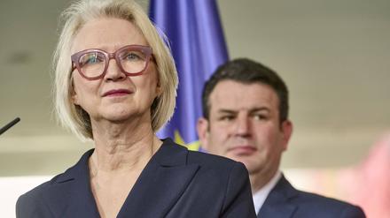 Prof. Dr. Monika Schnitzer ist Vorsitzende im Sachverständigenrat – hier bei der Vorstellung des Jahresgutachtens zur Begutachtung der gesamtwirtschaftlichen Entwicklung 2023/24.