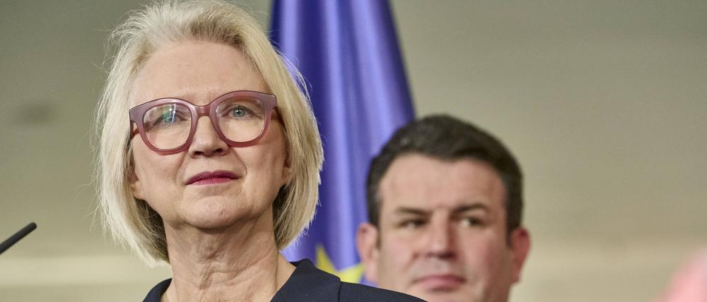 Prof. Dr. Monika Schnitzer ist Vorsitzende im Sachverständigenrat – hier bei der Vorstellung des Jahresgutachtens zur Begutachtung der gesamtwirtschaftlichen Entwicklung 2023/24.