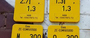 Schilder und Kürzel, an denen wir täglich vorbeikommen. Das Kleingedruckte oben auf den Schildern sind interne Registriernummern der Gasag-Netzgesellschaft NBB.