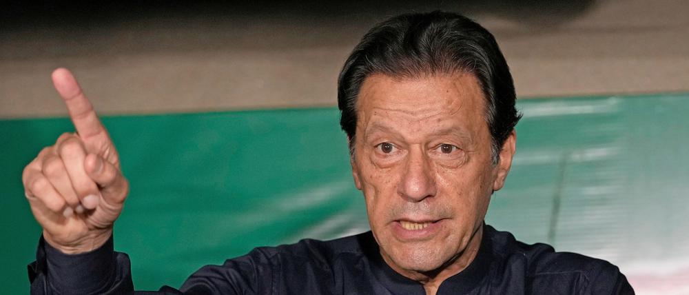Imran Khan, ehemaliger Premierminister von Pakistan, spricht während einer Pressekonferenz in seinem Haus. In Pakistan hat ein Gericht am Dienstag den ehemaligen Premierminister Imran Khan zu zehn Jahren Haft verurteilt. 