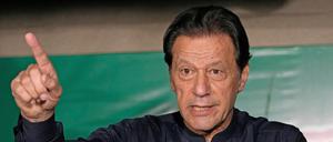 Imran Khan, ehemaliger Premierminister von Pakistan, spricht während einer Pressekonferenz in seinem Haus. In Pakistan hat ein Gericht am Dienstag den ehemaligen Premierminister Imran Khan zu zehn Jahren Haft verurteilt. 