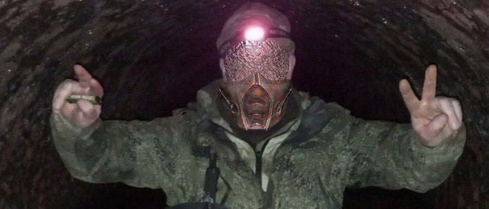 Das Foto soll einen russischen Soldaten in einem Abwasserrohr unter der Stadt Awdijiwka zeigen. (Quelle: Screenshot/Twitter)