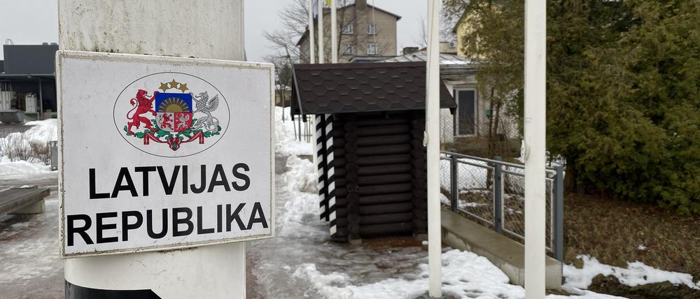 Ein Grenzpfeiler mit der Aufschrift ·Republik Lettland· steht an der lettischen Grenze. Foto