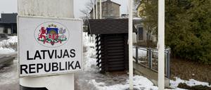 Ein Grenzpfeiler mit der Aufschrift ·Republik Lettland· steht an der lettischen Grenze. Foto