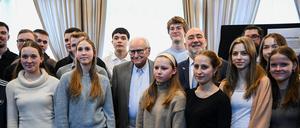 Der Holocaust-Überlebende Kurt Hillmann berichtete Berliner Schülerinnen und Schülern in der israelischen Botschaft von seinen Erfahrungen in der Zeit des Nationalsozialismus.