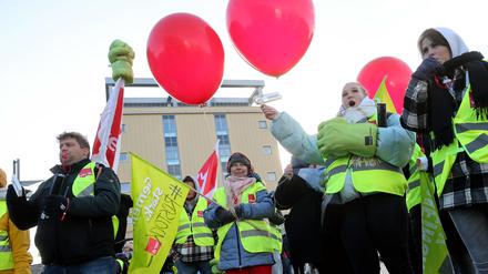 ARCHIV - 24.11.2023, Mecklenburg-Vorpommern, Greifswald: Vor der Universitätsmedizin versammeln sich Mitarbeiter der Universitätskliniken Greifswald und Rostock zu einem Warnstreik. (zu dpa «Uniklinik-Ärzte wollen in Warnstreik treten») Foto: Bernd Wüstneck/dpa +++ dpa-Bildfunk +++