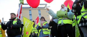 ARCHIV - 24.11.2023, Mecklenburg-Vorpommern, Greifswald: Vor der Universitätsmedizin versammeln sich Mitarbeiter der Universitätskliniken Greifswald und Rostock zu einem Warnstreik. (zu dpa «Uniklinik-Ärzte wollen in Warnstreik treten») Foto: Bernd Wüstneck/dpa +++ dpa-Bildfunk +++
