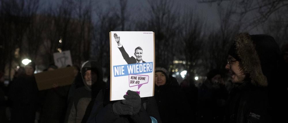 Ein Demonstrant hält ein Plakat mit einem Foto von Björn Höcke als Forderung nach einem Verbot der AfD.