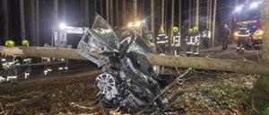 Feuerwehrleute stehen um ein Auto herum, das von einem Baumstamm durchbohrt im Wald liegt. Bei einem Verkehrsunfall in Österreich ist das Auto einer Lenkerin von einem Baum gepfählt worden. Die 27-jährige Frau überlebte jedoch und konnte sich selbstständig aus ihrem Fahrzeug befreien, wie die Polizei am Dienstag mitteilte. 
