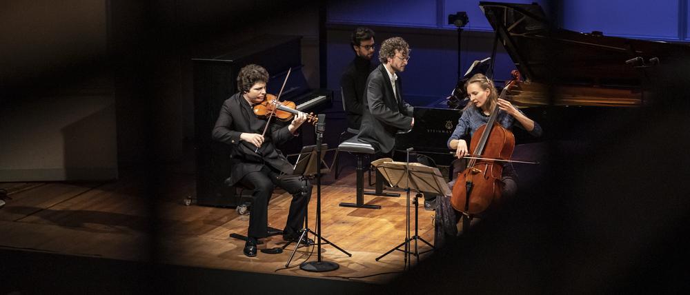 Geiger Augustin Hadelich, Cellistin Marie-Elisabeth Hecker und Pianist Martin Helmchen am 29. Januar 2024 im Konzerthaus