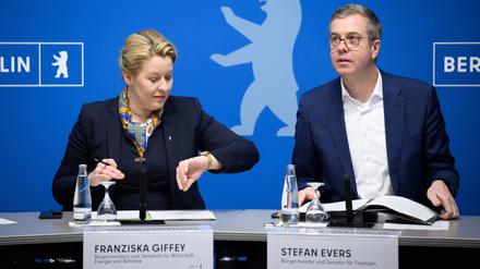 30.01.2024, Berlin: Franziska Giffey (l, SPD), Berliner Senatorin für Wirtschaft, Energie und Betriebe, und Stefan Evers (CDU), Berliner Senator für Finanzen, äußern sich bei der Pressekonferenz nach der Sitzung des Berliner Senats im Roten Rathaus zu aktuellen Themen. Foto: Bernd von Jutrczenka/dpa +++ dpa-Bildfunk +++