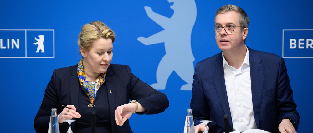 30.01.2024, Berlin: Franziska Giffey (l, SPD), Berliner Senatorin für Wirtschaft, Energie und Betriebe, und Stefan Evers (CDU), Berliner Senator für Finanzen, äußern sich bei der Pressekonferenz nach der Sitzung des Berliner Senats im Roten Rathaus zu aktuellen Themen. Foto: Bernd von Jutrczenka/dpa +++ dpa-Bildfunk +++