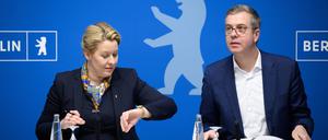 30.01.2024, Berlin: Franziska Giffey (l, SPD), Berliner Senatorin für Wirtschaft, Energie und Betriebe, und Stefan Evers (CDU), Berliner Senator für Finanzen, äußern sich bei der Pressekonferenz nach der Sitzung des Berliner Senats im Roten Rathaus zu aktuellen Themen. Foto: Bernd von Jutrczenka/dpa +++ dpa-Bildfunk +++