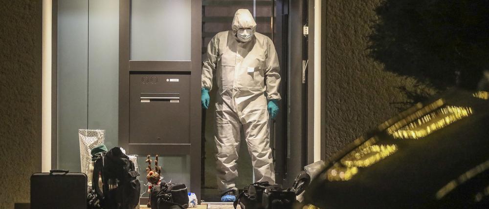 Ein Mitarbeiter der Spurensicherung ist am Tatort im Einsatz. In einem Einfamilienhaus in Villingen-Schwenningen in Baden-Württemberg sind Mutter, Vater und ihr 32-jähriger Sohn am Freitag tot aufgefunden worden.