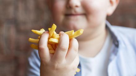 Appetit und Kapazität. Kinder brauchen Unterstützung, damit sie den Unterschied richtig einschätzen können.
