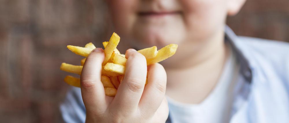 Appetit und Kapazität. Kinder brauchen Unterstützung, damit sie den Unterschied richtig einschätzen können.