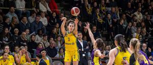 Theresa Simon hat sich bei Alba gut eingelebt. Im Hintergrund schaut Trainer Cristo Cabrera gelassen zu.