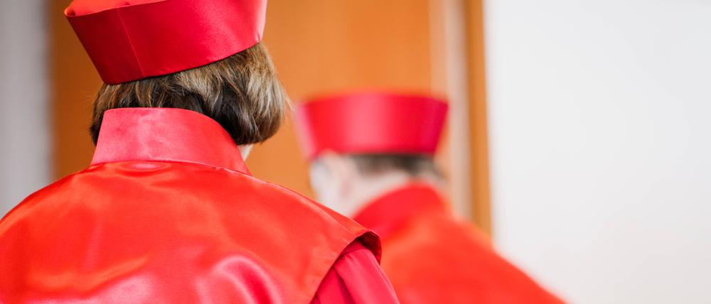 Richter des Bundesverfassungsgerichts verlassen den Gerichtssaal.