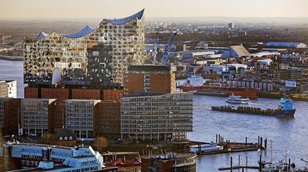 HH_Stadtansicht_16.tif Ausblick von Hauptkirche St. Michaelis, genannt Michel, auf die Elbphilharmonie, Hamburg, Deutschland, Europa Copyright: xZoonar.com/StefanxZiesex zoonar_18279853