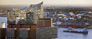HH_Stadtansicht_16.tif Ausblick von Hauptkirche St. Michaelis, genannt Michel, auf die Elbphilharmonie, Hamburg, Deutschland, Europa Copyright: xZoonar.com/StefanxZiesex zoonar_18279853
