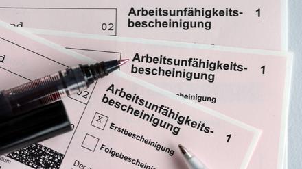 Krankschreibungen wegen Atemwegsinfekten haben einer Analyse der Krankenkasse Barmer zufolge in den ersten Sommerwochen neue Spitzenwerte erreicht. 