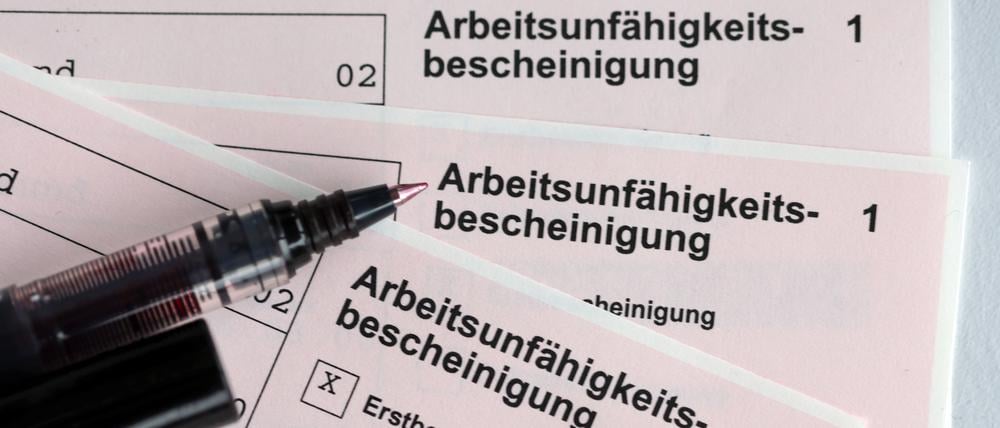 Krankschreibungen wegen Atemwegsinfekten haben einer Analyse der Krankenkasse Barmer zufolge in den ersten Sommerwochen neue Spitzenwerte erreicht.