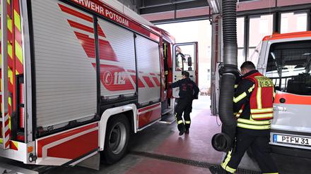Potsdam, 30.01.2024, Lokales, Feuerwehr Potsdam, Feuerwehrfahrzeug im Einsatz, Blaulicht, Symbolfoto, Genrebild, Foto: Ottmar Winter PNN ACHTUNG: Foto ist ausschließlich für redaktionelle Berichterstattung der PNN und des TGSP! Eine kommerzielle Nutzung, z.B. Werbung, ist ausgeschlossen. Die Weitergabe an nicht autorisierte Dritte, insbesondere eine weitergehende Vermarktung über Bilddatenbanken, ist unzulässig.
