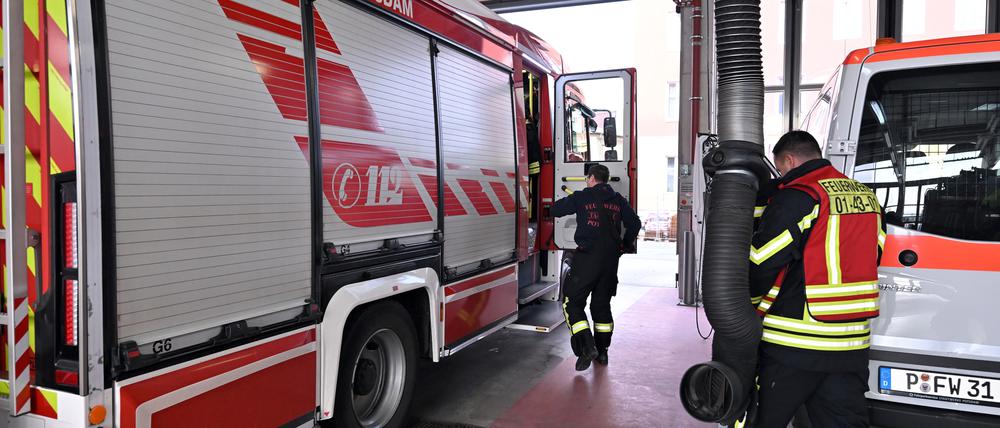 Potsdam, 30.01.2024, Lokales, Feuerwehr Potsdam, Feuerwehrfahrzeug im Einsatz, Blaulicht, Symbolfoto, Genrebild, Foto: Ottmar Winter PNN ACHTUNG: Foto ist ausschließlich für redaktionelle Berichterstattung der PNN und des TGSP! Eine kommerzielle Nutzung, z.B. Werbung, ist ausgeschlossen. Die Weitergabe an nicht autorisierte Dritte, insbesondere eine weitergehende Vermarktung über Bilddatenbanken, ist unzulässig.