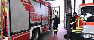 Potsdam, 30.01.2024, Lokales, Feuerwehr Potsdam, Feuerwehrfahrzeug im Einsatz, Blaulicht, Symbolfoto, Genrebild, Foto: Ottmar Winter PNN ACHTUNG: Foto ist ausschließlich für redaktionelle Berichterstattung der PNN und des TGSP! Eine kommerzielle Nutzung, z.B. Werbung, ist ausgeschlossen. Die Weitergabe an nicht autorisierte Dritte, insbesondere eine weitergehende Vermarktung über Bilddatenbanken, ist unzulässig.