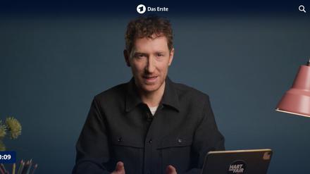Bei „Hart aber fair to go“ steht Moderator Louis Klamroth nicht mehr im Studio, sondern sitzt hinterm Pult.